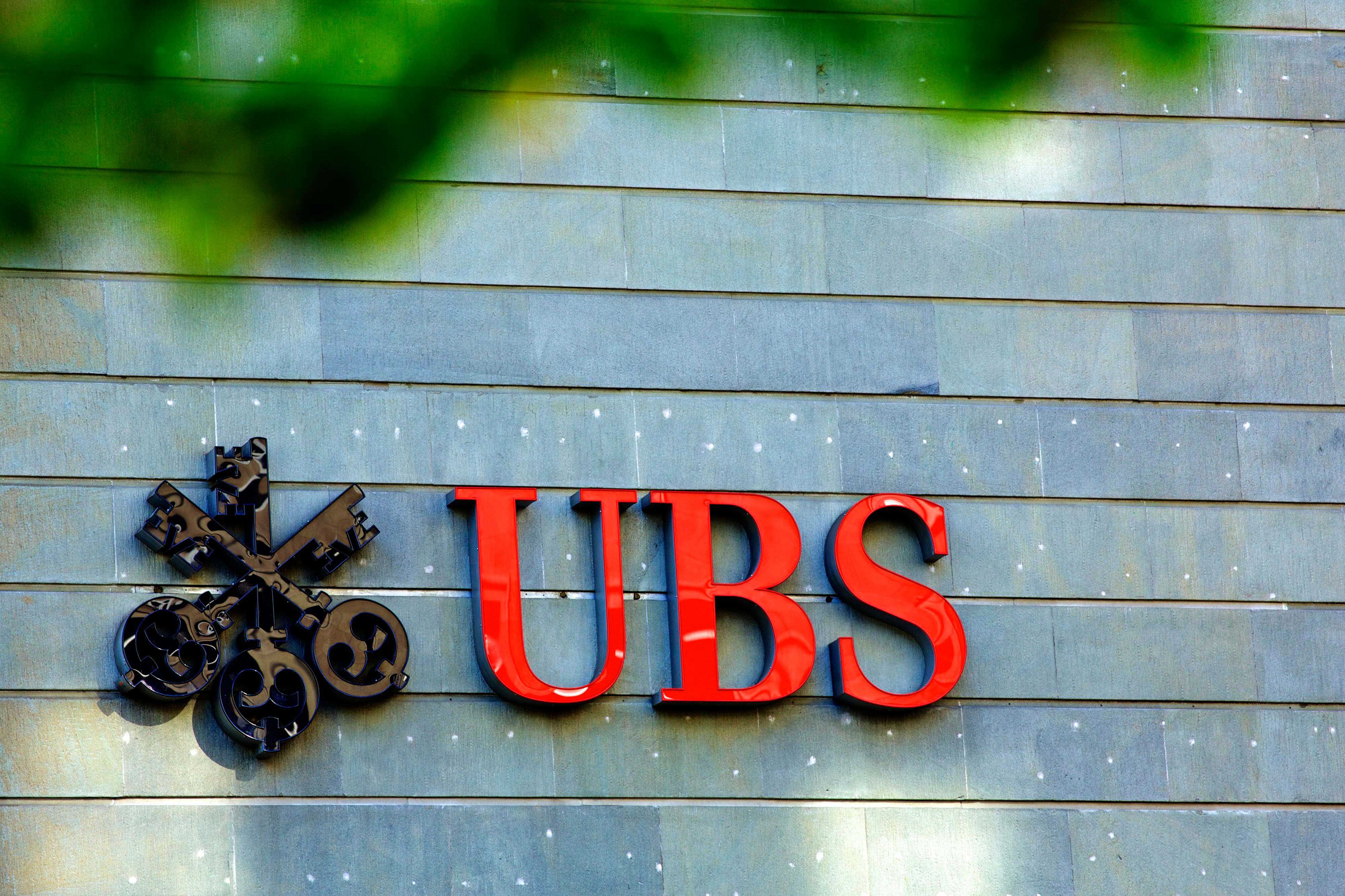 UBS 2015 Annual Report Sees Net Profit Hit CHF 6.2B