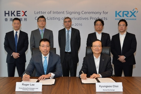 source: HKEX HKEX Head of Markets Roger Lee (left) and KRX Chief Executive Officer Kyungsoo Choi (right) sign a non-binding LOI to explore cross listing of equity derivatives at a ceremony witnessed by HKEX’s Co-heads of Market Development Division Romnesh Lamba and Li Gang, Managing Director of Client & Marketing Services Tae Yoo, KRX Global Derivatives Market Managing Director Baeyong Kim and KRX International Relations Vice President Minsuk Lee.