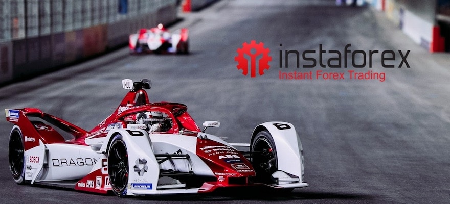 Race Cars with InstaForex Logo Conquer 2021 Diriyah Formula E Race
